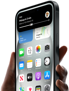 iPhone 15 ถูกถืออยู่ในมือ โดยมี Dynamic Island กำลังแสดงข้อมูลการติดตามบริการแชร์รถยนต์